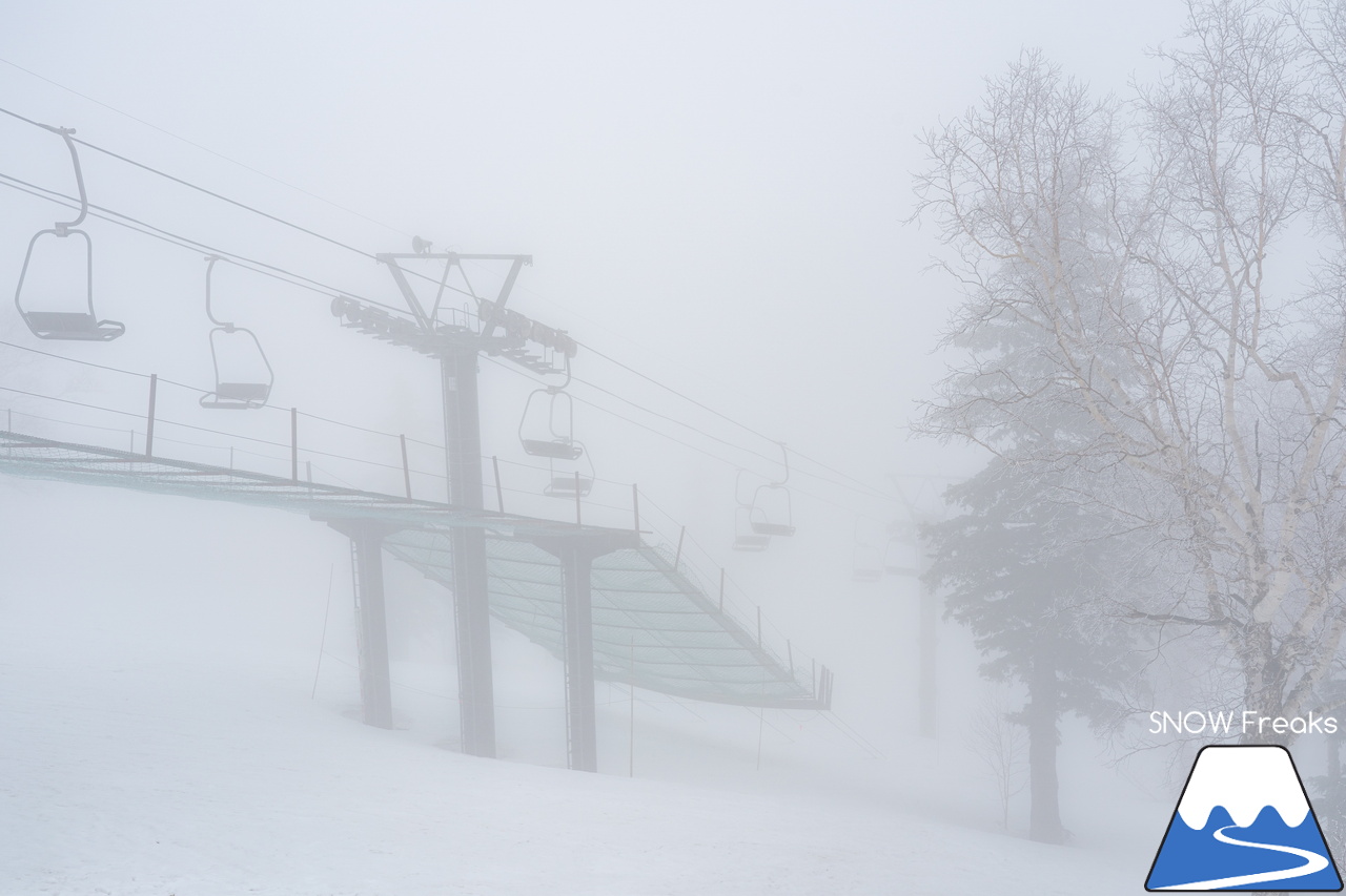 大雪山層雲峡・黒岳ロープウェイスキー場｜真っ白な『霧』に包まれた雲上のゲレンデ。春スキー＆スノーボードを楽しむなら、今がおススメです(^^)v